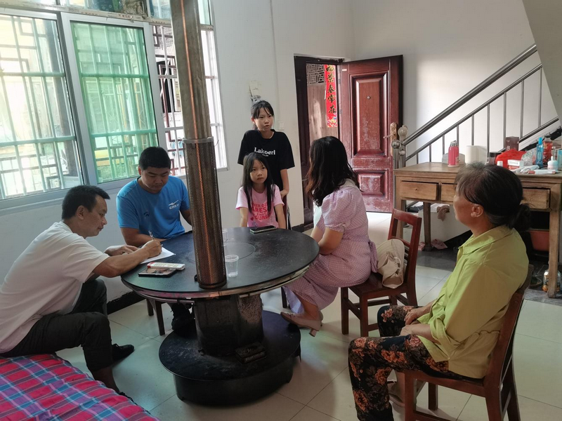 贵州省贵阳市乌当区偏坡乡关工委开学前走访看望留守儿童