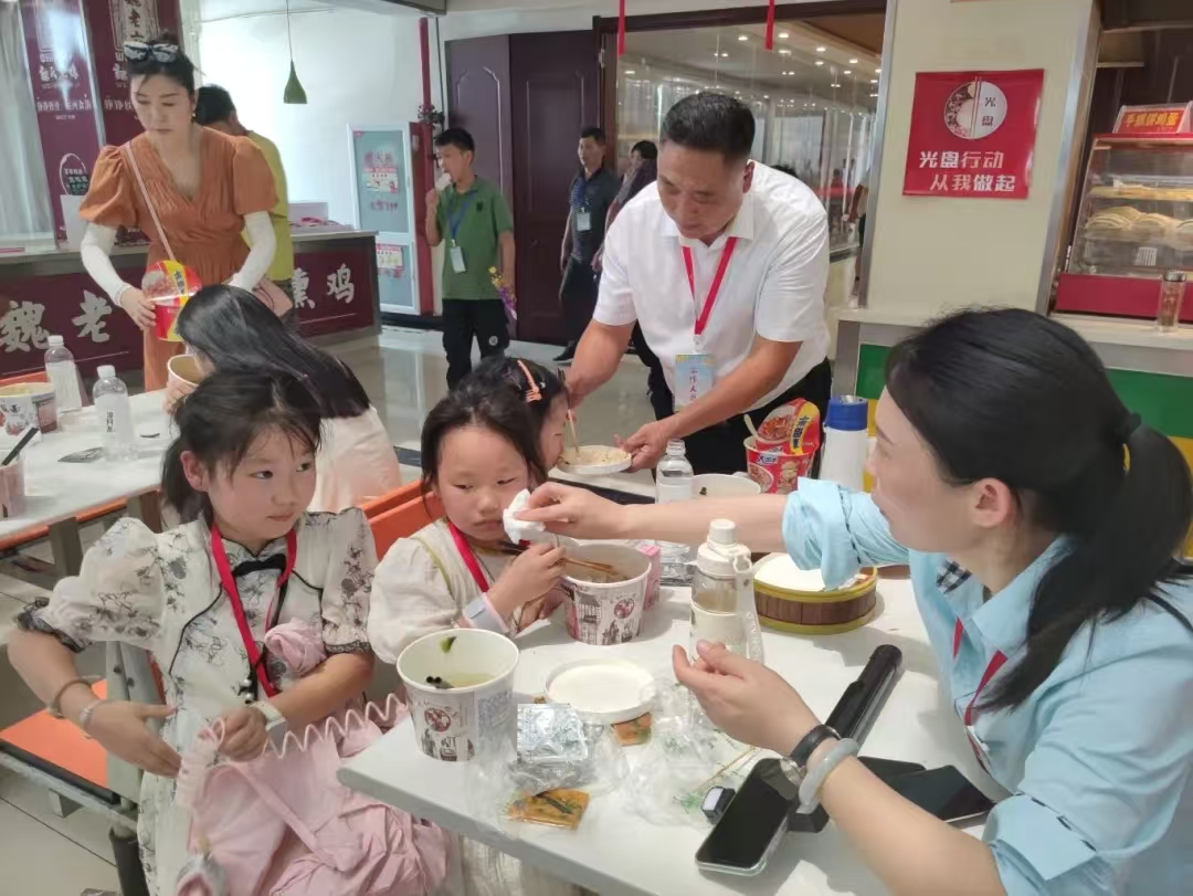阜阳市太和县关工委护送“板面娃”与父母团聚