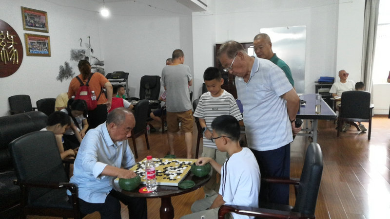 老少棋手同台大比拼 以棋会友乐趣多 贵州省贵阳市乌当区举办老少棋类邀请赛