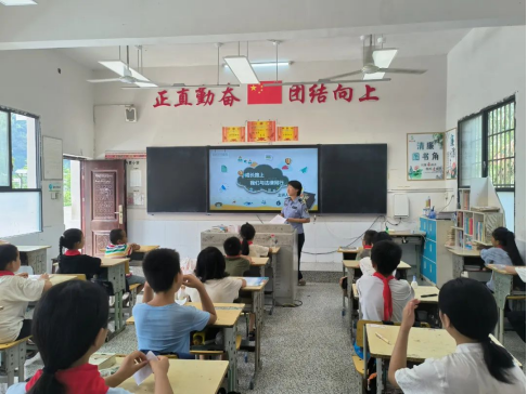 湖南省吉首市丹青镇关工委联合多部门开展“开学第一课”法治宣传教育活动