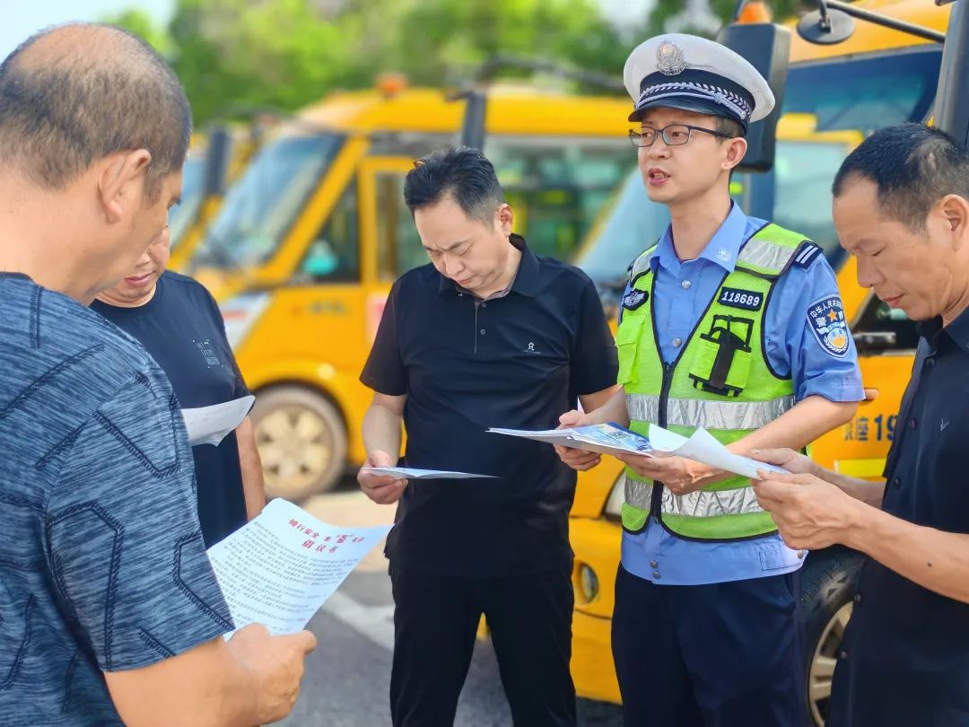 抚州市崇仁县交管大队关工委开展校车安全大检查，保障学生乘车安全