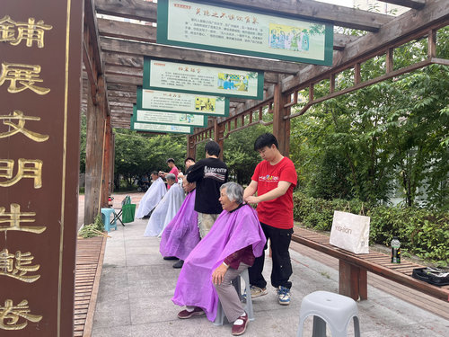 黑龙江省牡丹江市阳明区前进街道二纺社区关工小组开展“服务于心，便民于行”义务理发活动