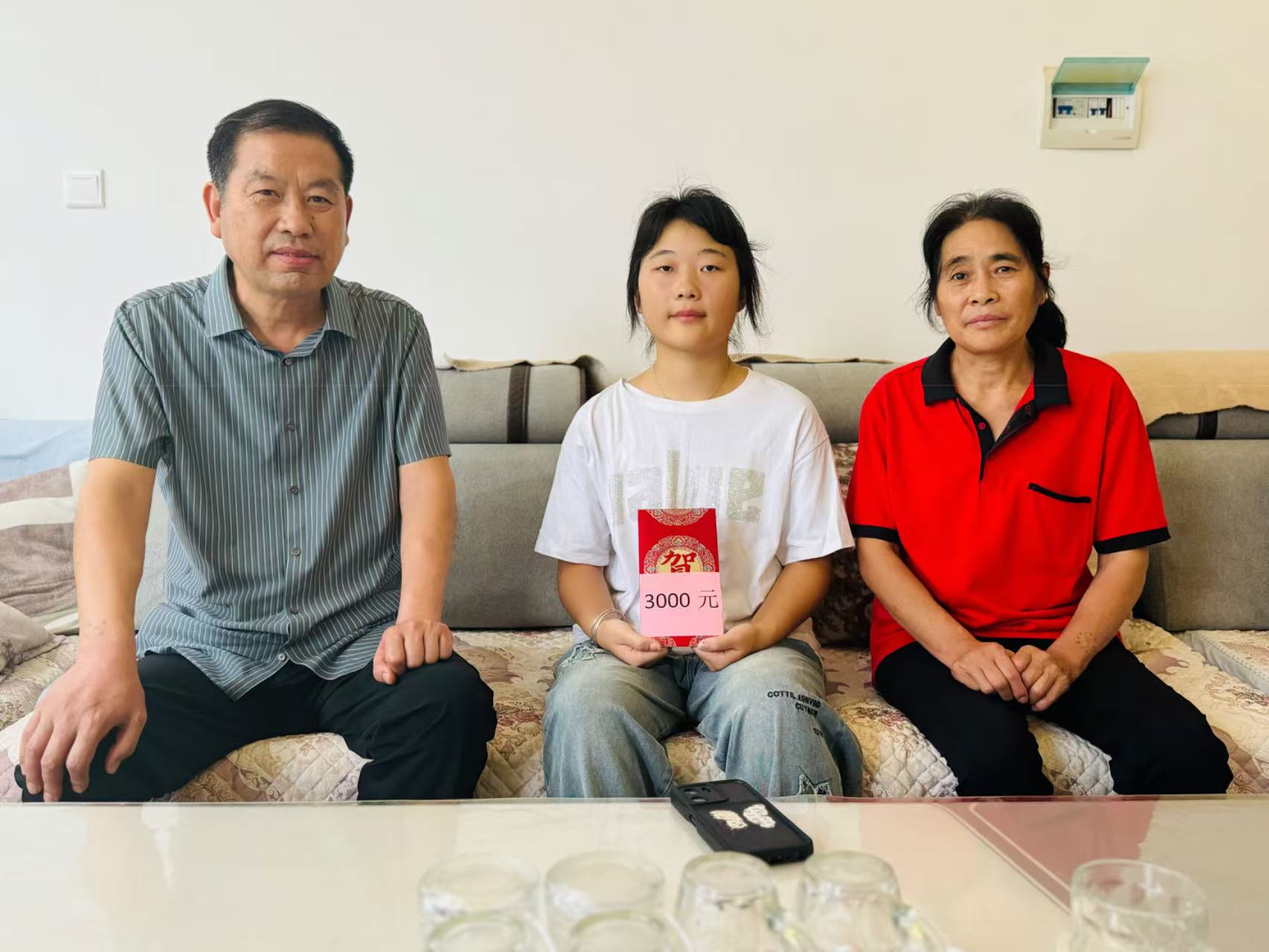 河南省南阳市桐柏县关工委领导走访慰问孤儿大学生