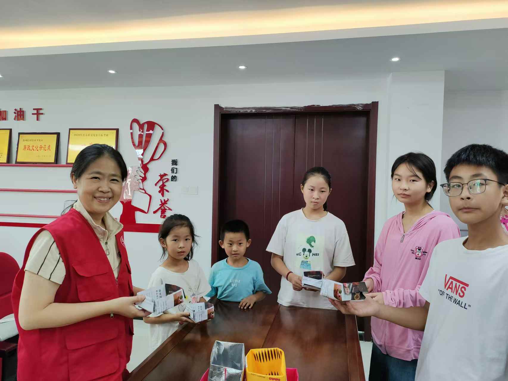 徐州经开区徐庄镇土楼村关工委组织开展“旧物改造 变废为宝”环保手工制作活动