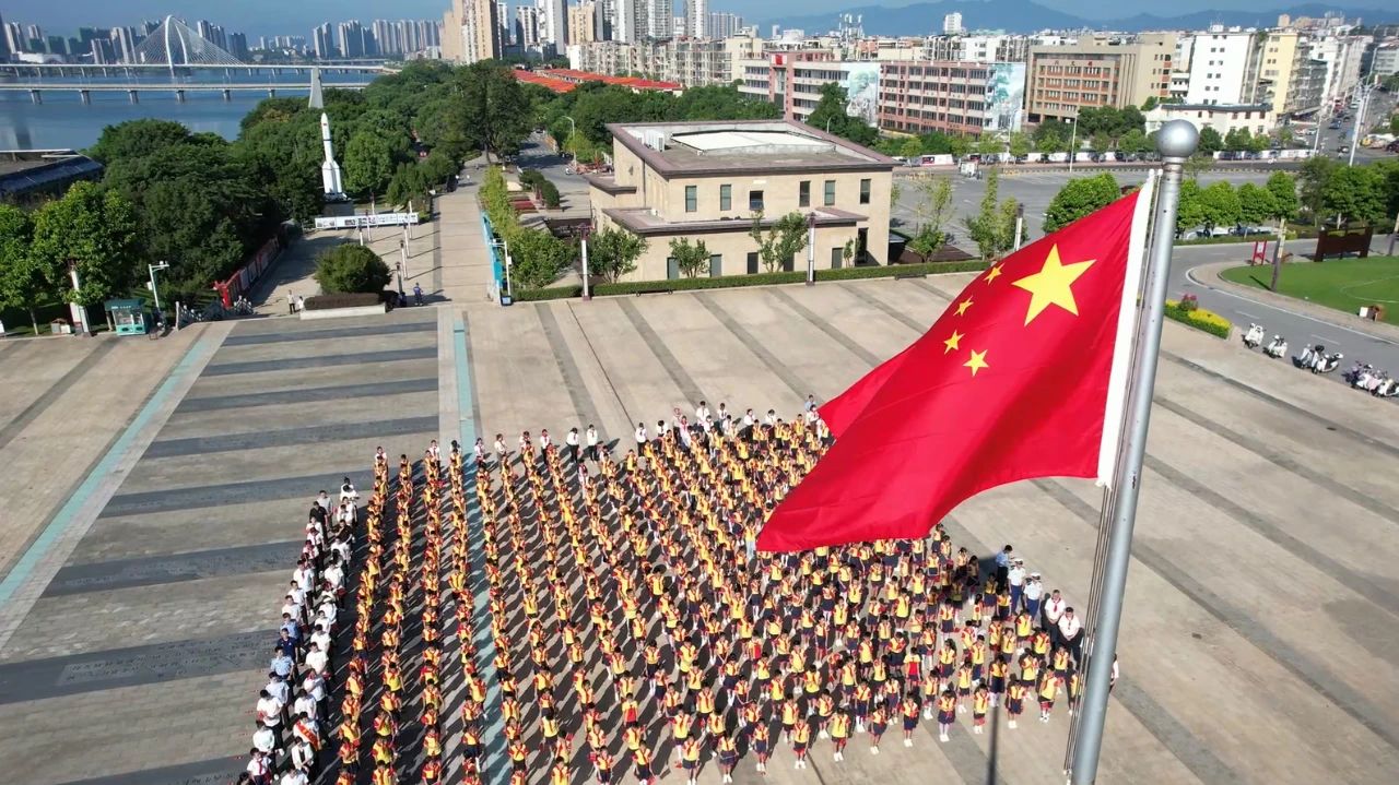 “红领巾爱祖国——我心中的五星红旗”国旗传递活动在赣州市于都县举行