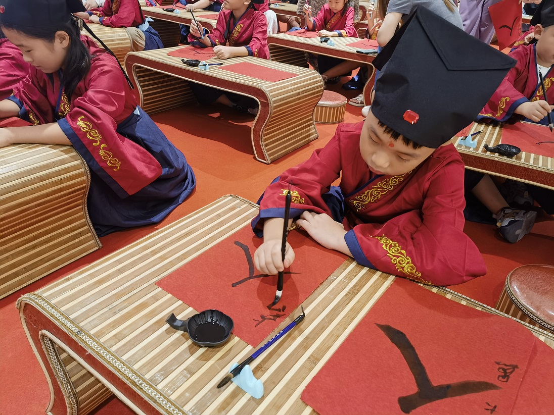 徐州经济技术开发区徐庄镇徐庄村关工委组织开展“开笔启智育未来 学礼立志扬风帆”新学期开笔礼活动