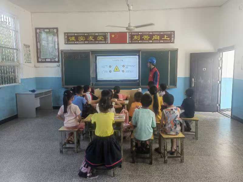 江西抚州市国网崇仁县供电公司关工委与团委联合开展安全用电知识进校园志愿活动