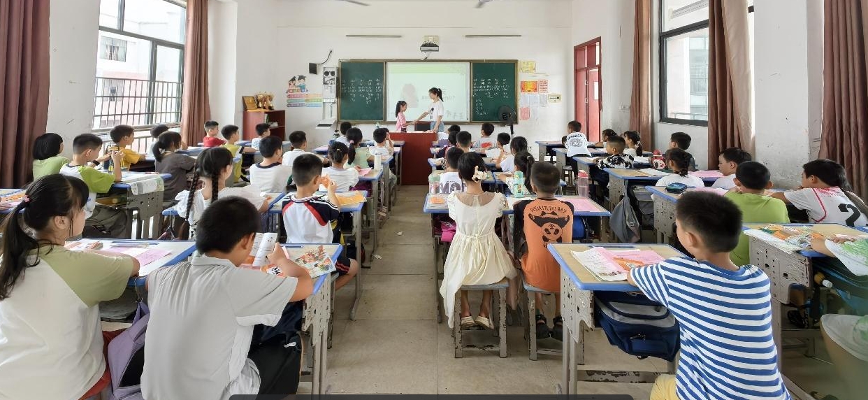 江西抚州崇仁县四小关工委举办《爱护我们的身体》安全教育课程