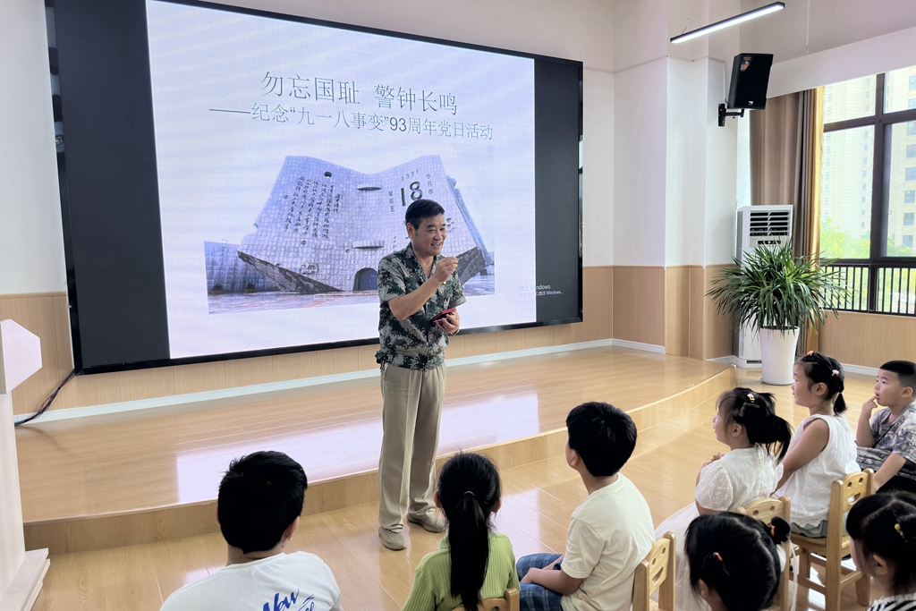 安徽省阜阳市阜南县开展国防教育活动，对越自卫反击战老兵张龙走进幼儿园讲述战斗经历