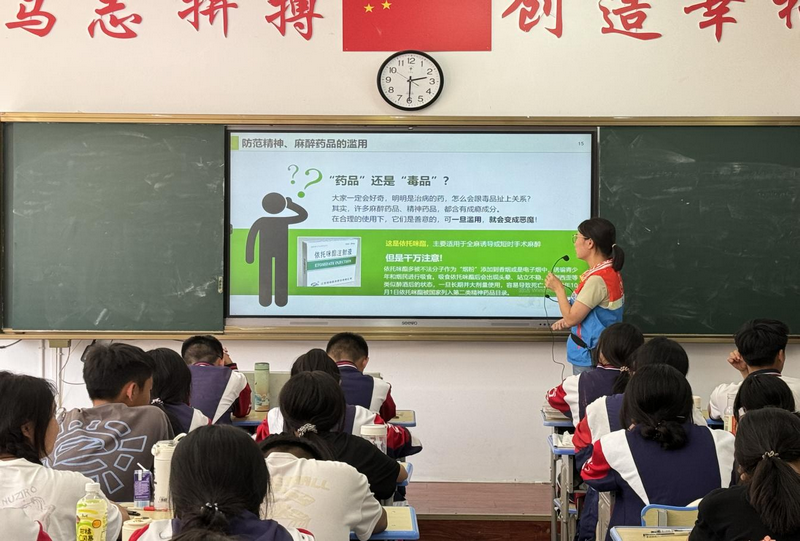 贵州省贵阳市乌当区水田镇关工委进校园开展“防范青少年滥用麻精药品”宣传活动