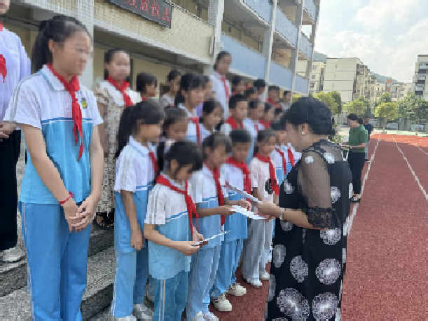 贵州省遵义市桐梓县彩阳集团关工委为困难上进学生发放助（奖）学金