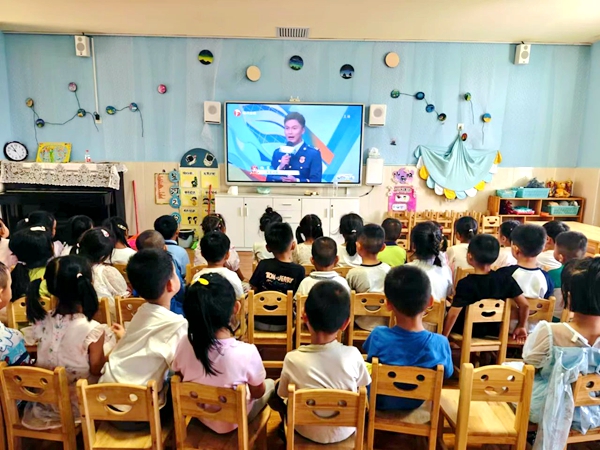 消防安全进校园 上好开学第一课——四川省凉山州宁南县机关幼儿园关工委组织全体师生观看秋季消防安全公开课