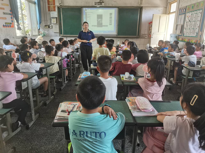 四川省自贡市富顺县“富有诗书”阅读活动 走进代寺镇小学