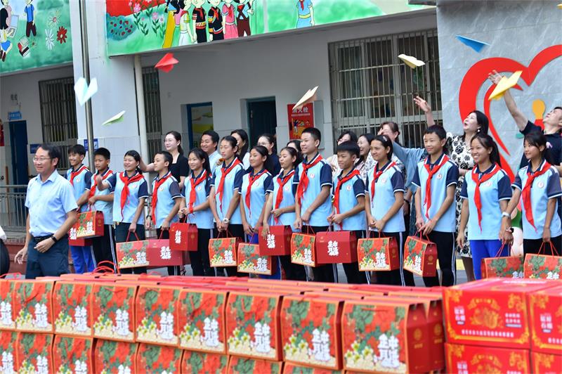 西昌市举行“布谷鸟”计划启动仪式暨“中秋赠月饼 关爱寄真情”慰问活动