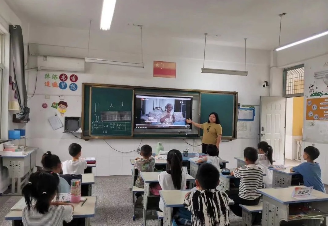 徐州经开区徐庄镇山黄村关工委开展红色主题观影活动