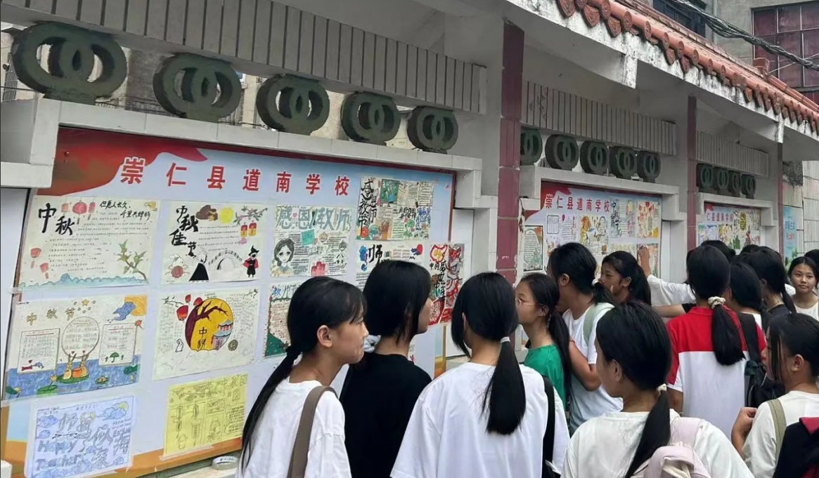 江西抚州崇仁： 手抄报点亮无烟、感恩、秋收三重奏