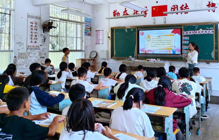 湖南省湘西州吉首市矮寨镇中学关工委开展送团课下乡活动