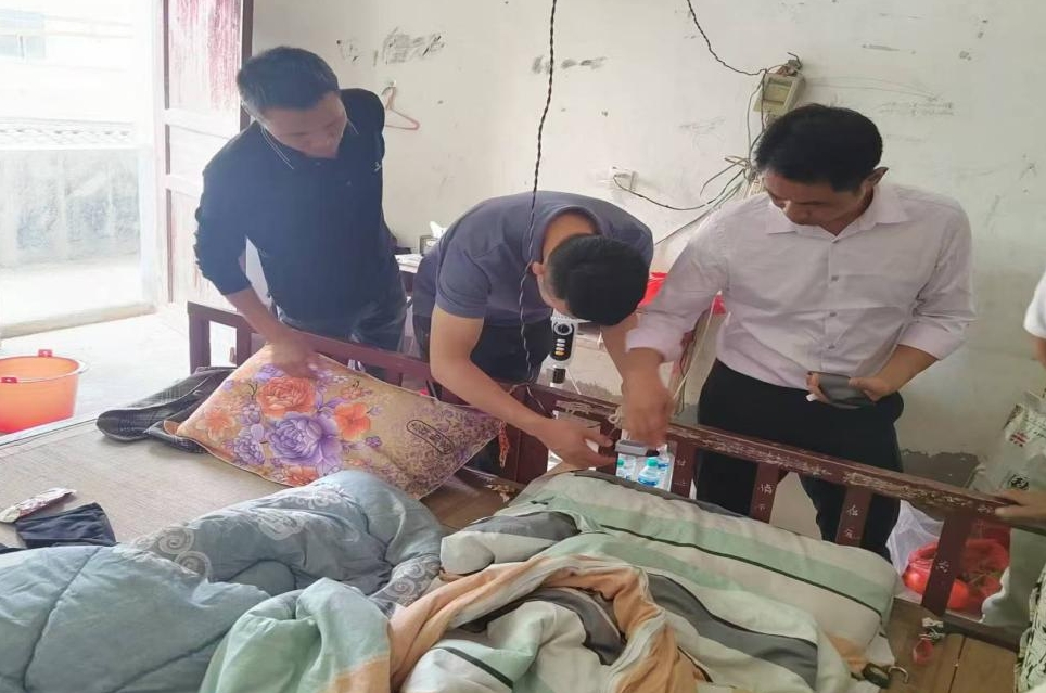 江西抚州崇仁县孙坊镇中心小学关工委开展校外租房学生家长住房安全活动