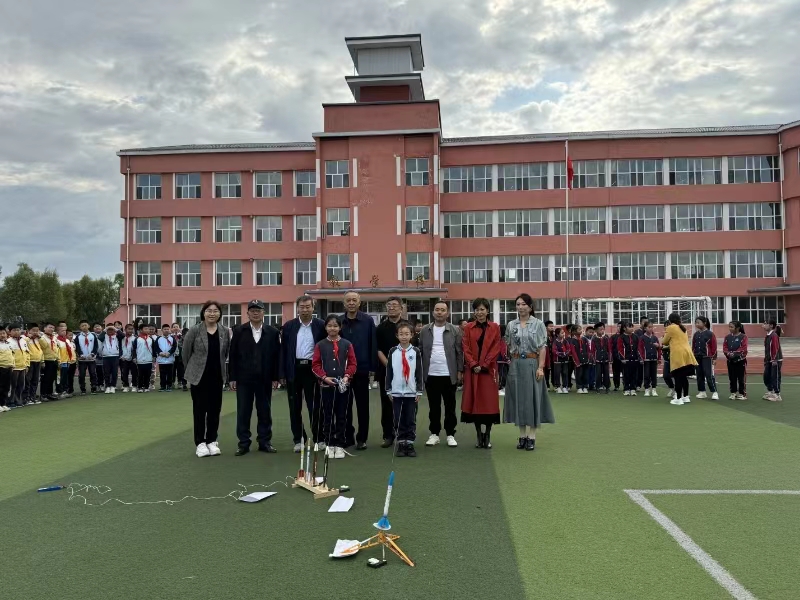 黑龙江省大庆市让胡路区关工委开展“航天科普进校园，共筑少年强国梦”航天科普进校园活动