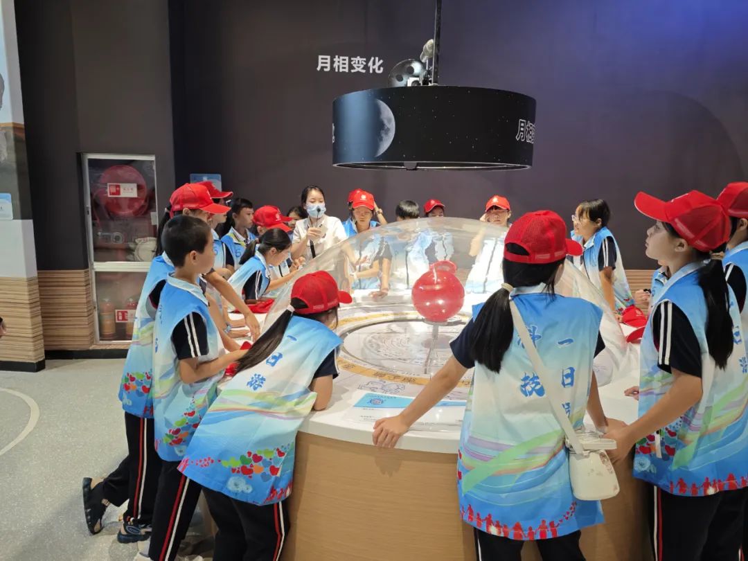 江西省抚州市崇仁团县委关工委、县青联联合县科协关工委等多单位开展“宝贝出村——科技一日游”活动