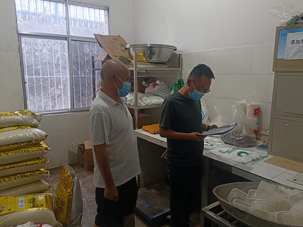 四川省凉山州宁南县西瑶镇关工委联合镇食安办组织开展学校食堂食品安全专项检查