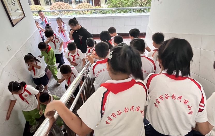 湖南省吉首市谷韵民族小学关工委组织开展消防应急逃生演练