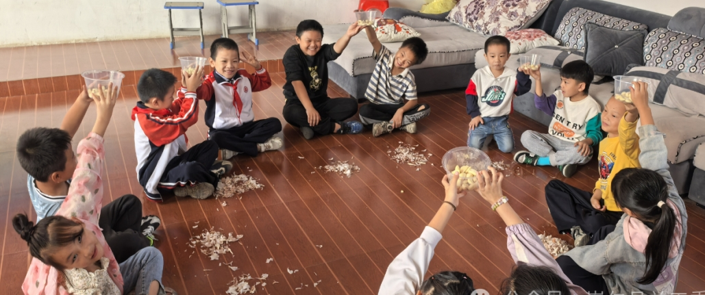 江西抚州崇仁县孙坊镇中心小学关工委开展“蒜你厉害”劳动教育活