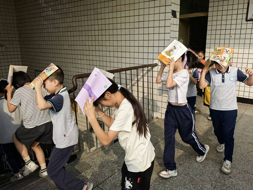 四川省自贡市富顺县古佛镇许家九年制学校开展防震减灾演练