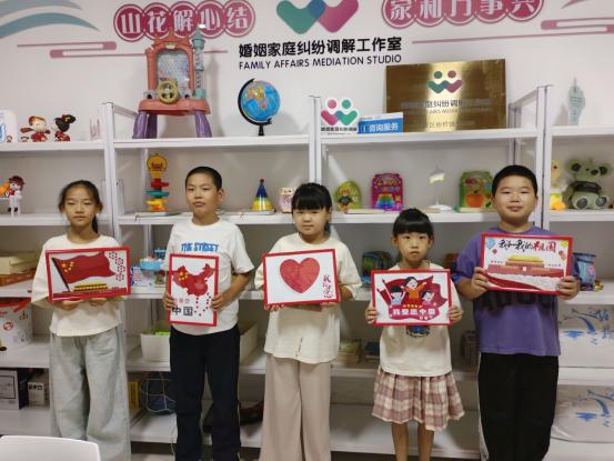 杭州市临安区板桥镇关工委联合豆川村妇联开展“迎国庆，儿童纽扣画制作”活动