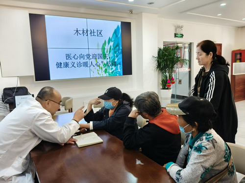 黑龙江省牡丹江市阳明区木材社区关工小组开展“医心向党迎国庆 健康义诊暖人心”系列活动