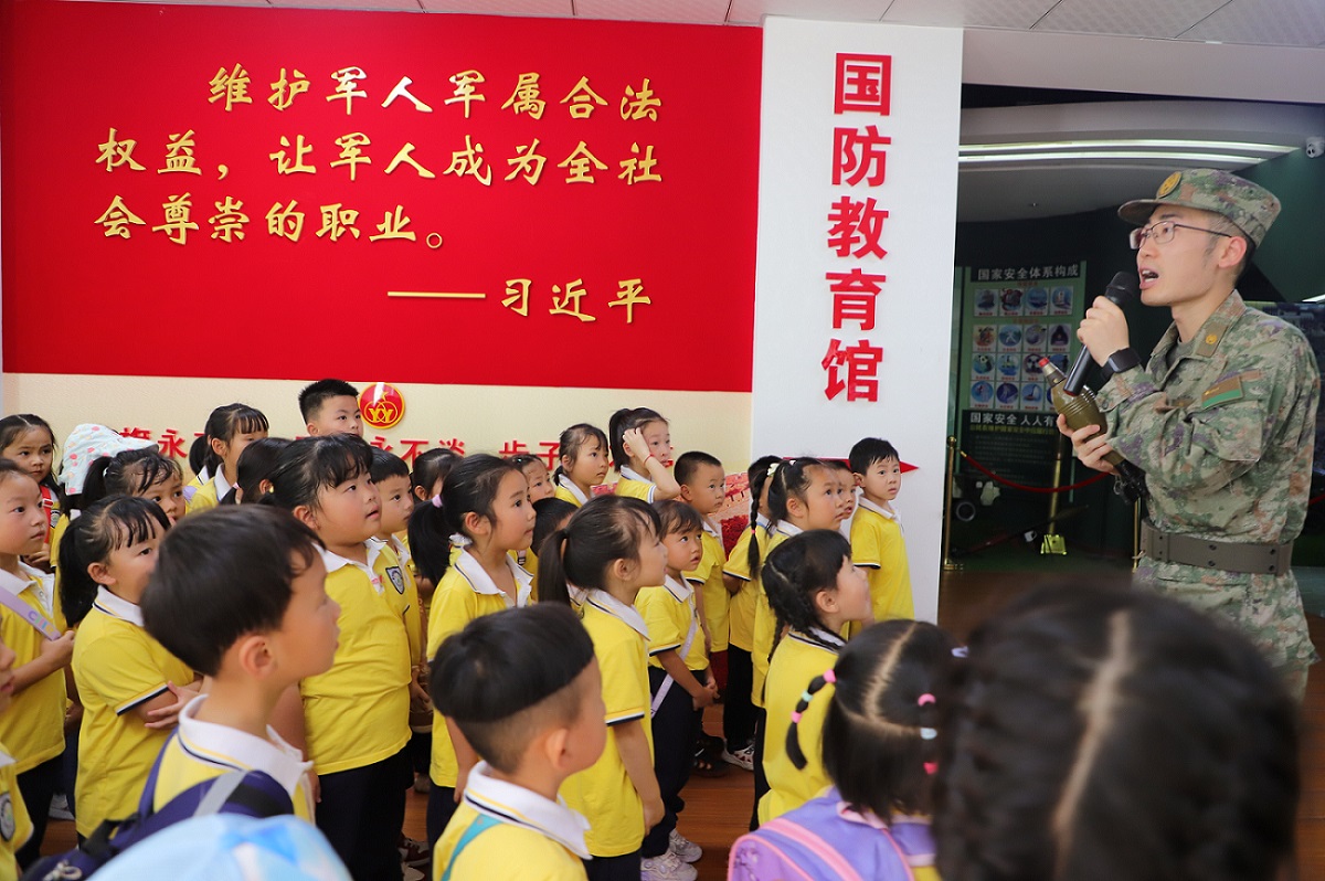 福泉市第一幼儿园关工委组织开展以“国防润童心 浓浓爱国情”爱国主义主题教育