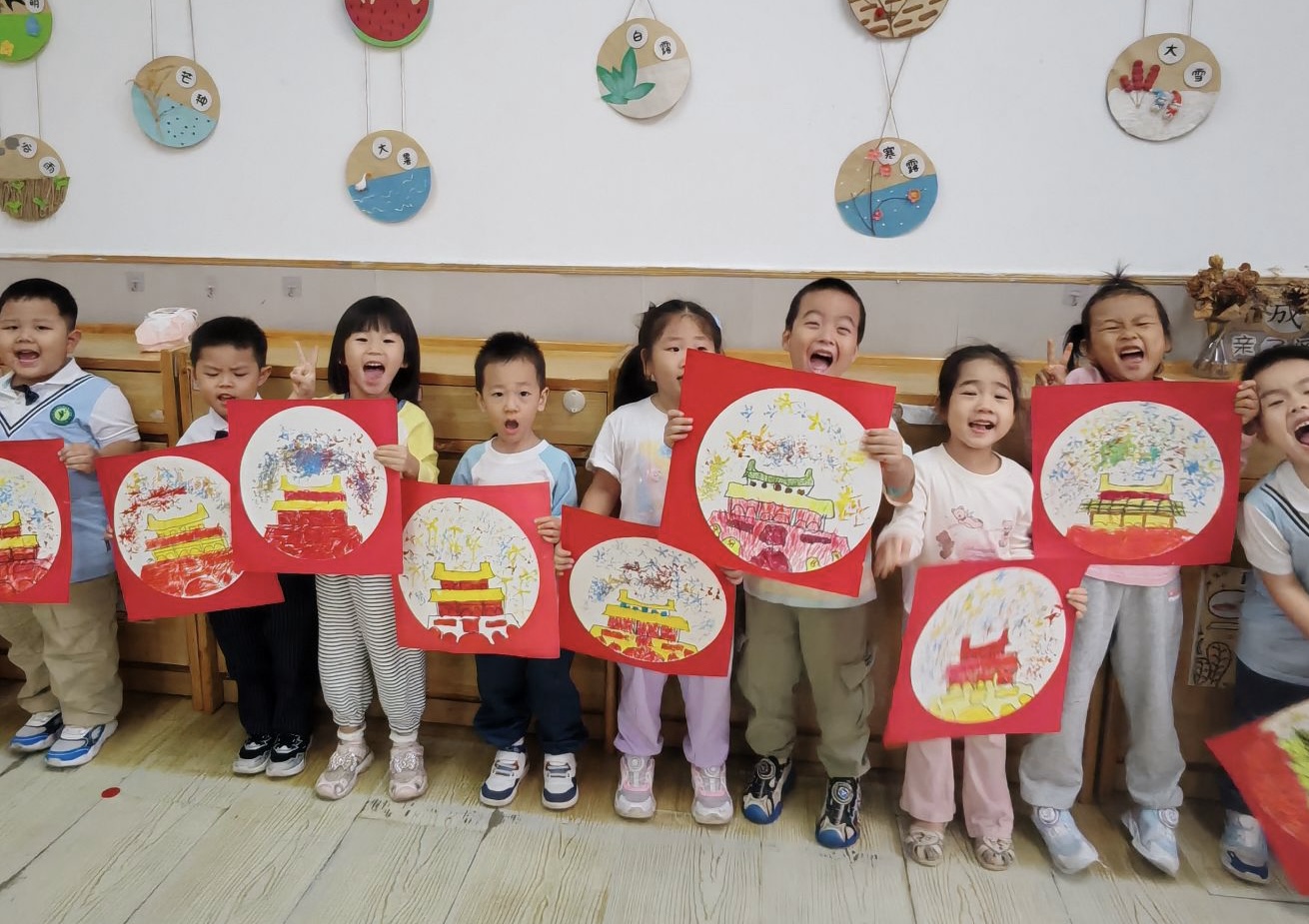 徐州经开区徐庄镇周庄村关工委走进周庄幼儿园开展“小手绘丹青 童心爱祖国”活动