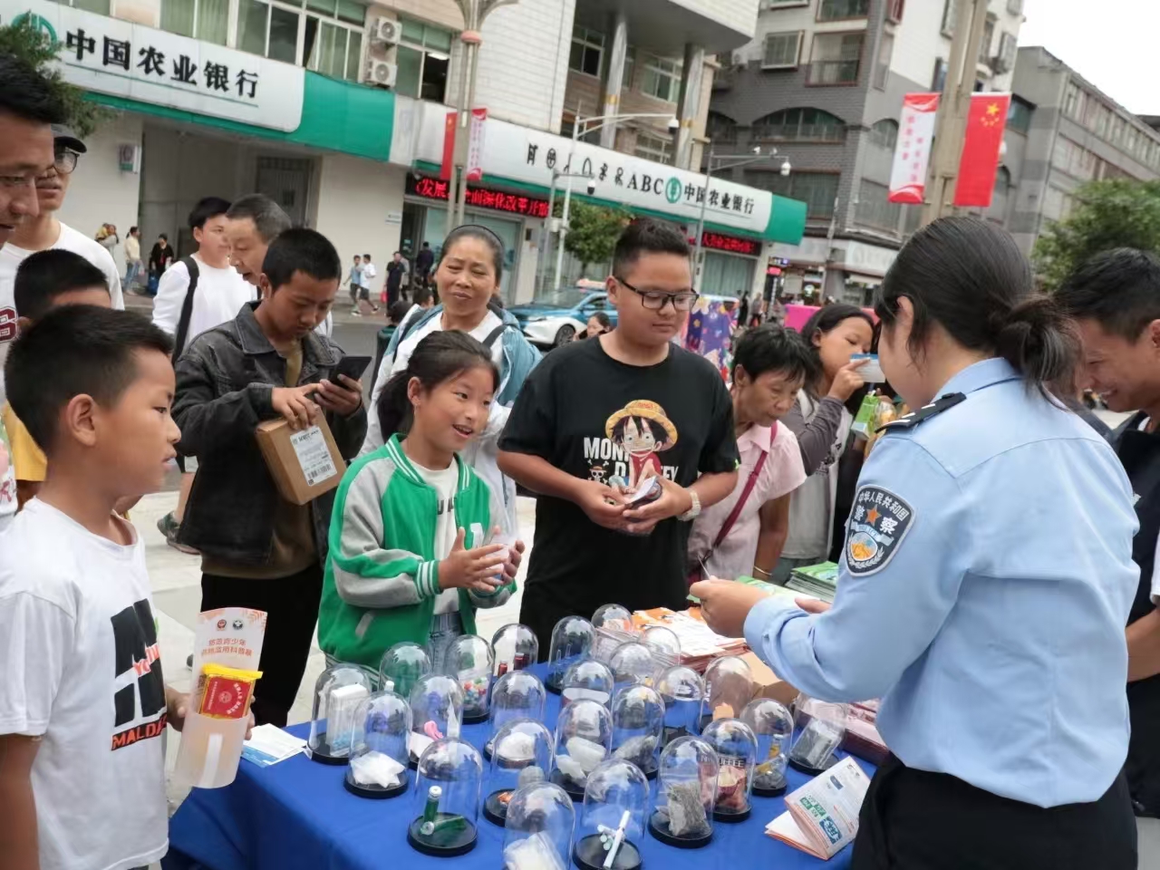 四川省凉山州甘洛县开展“平安喜乐迎国庆”禁毒宣传活动