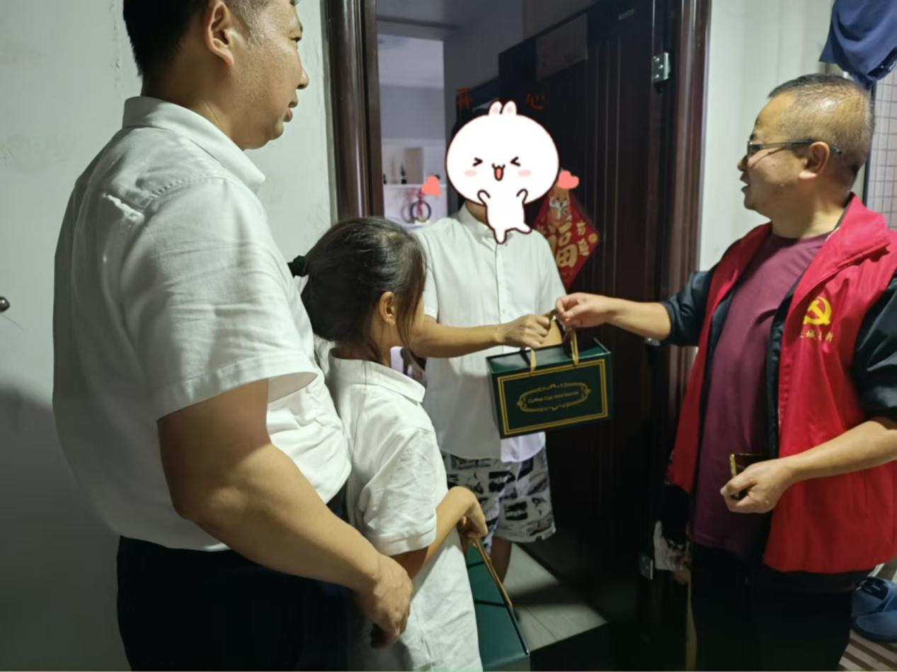 成都市金牛区甘油社区关工委开展“巡访老人 初秋微暖”青少年志愿服务活动