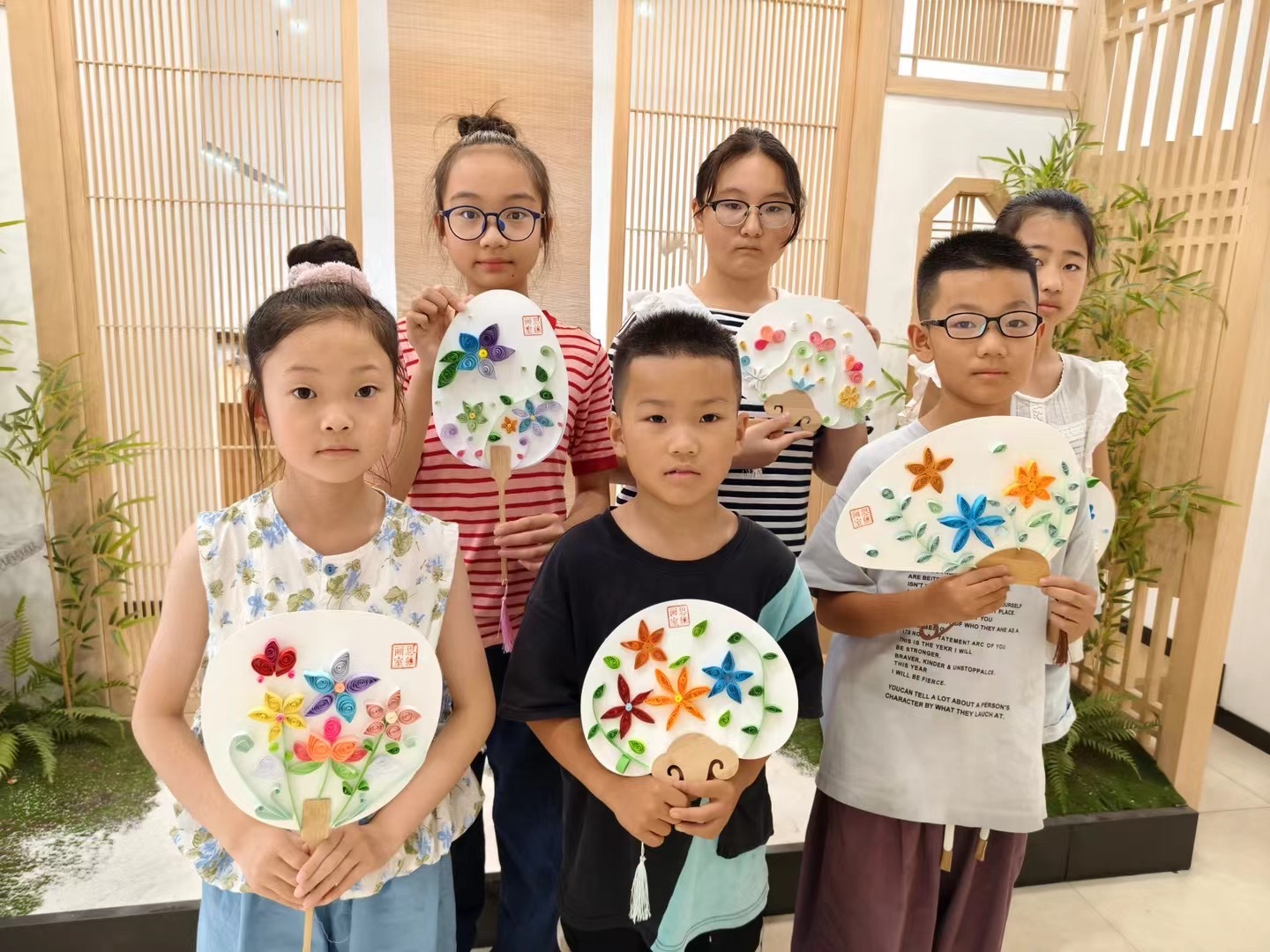 徐州经开区徐庄镇岳庄村关工委开展“巧手生花 执扇至美”团扇DIY活动
