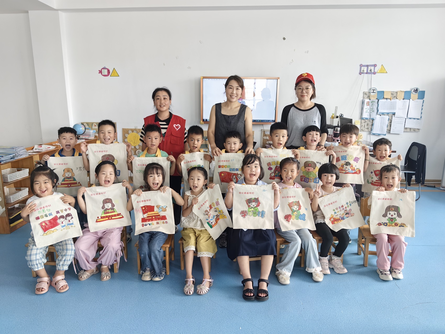 徐州经开区徐庄镇重埠村关工委开展“童心迎国庆，共绘中国梦”手绘帆布袋活动