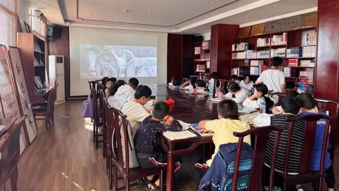 江西抚州崇仁县图书馆关工委举办优秀电影展映活动