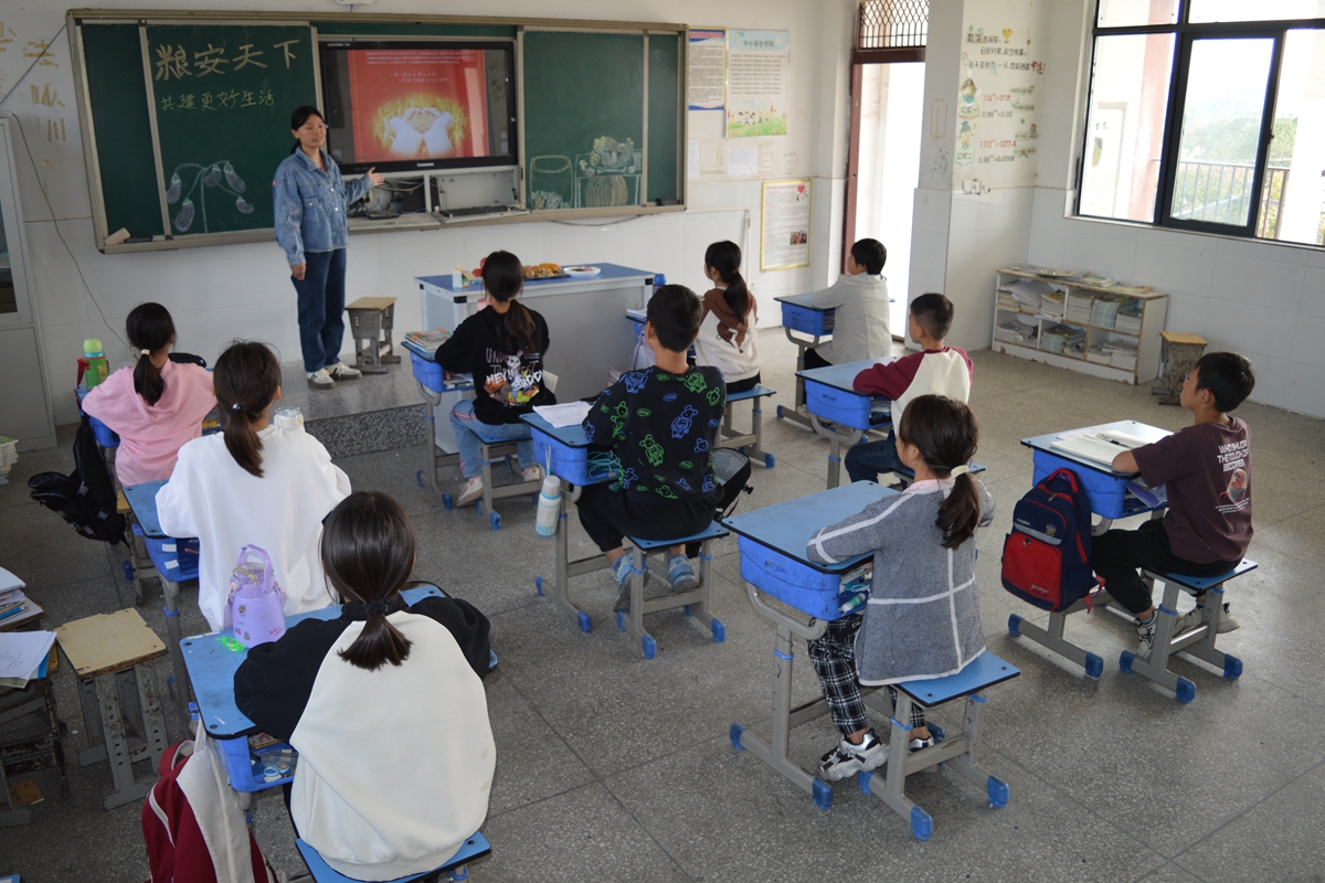 安徽省阜阳市阜南县柳沟镇何庄小学关工委开展爱粮节粮宣传活动