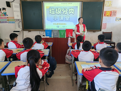 江西抚州崇仁县第四小学关工委开展垃圾分类宣传活动
