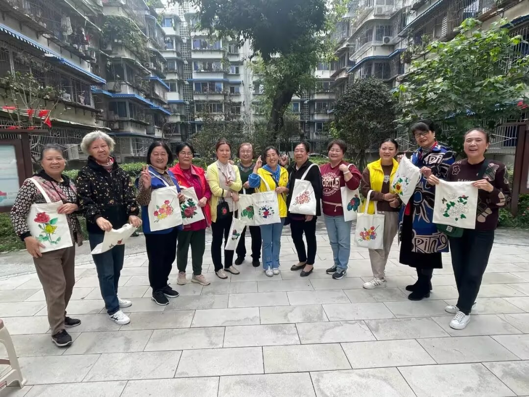 四川省成都市金牛区长庆社区关工委开展“布袋绘彩·乐在晚晴”重阳节活动