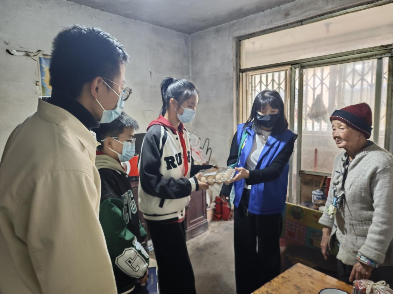 成都市金牛区五福社区关工委开展“爱在金秋·情暖重阳”走访关爱活动