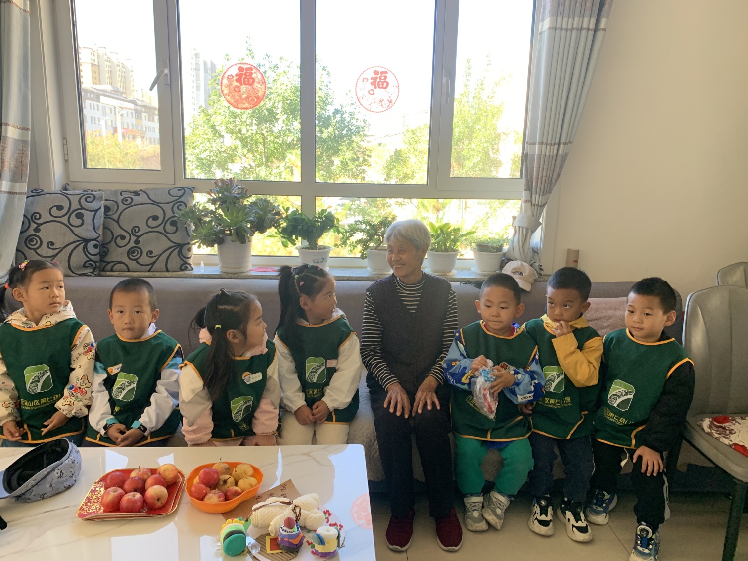 内蒙古赤峰市元宝山区西城街道新景四季东社区关工委、七幼关工委联合开展“情暖金秋，爱在重阳”活动