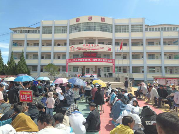 四川省凉山州盐源县关工委携手盐源县司法局到龙塘中学开展“关爱明天、普法先行”青少年法治宣传活动