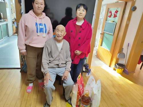 黑龙江省牡丹江市阳明区公园社区关工小组开展“九九”重阳节走访慰问“五老”活动