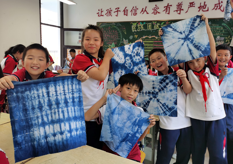 湖南省湘西州吉首市第八小学关工委：扎染韵彩染校园，非遗传承育新苗