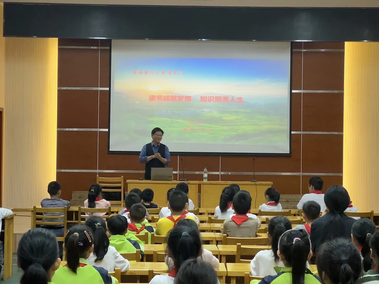 智启童心  德润师魂 “银龄校长”陈国平走进潜川小学
