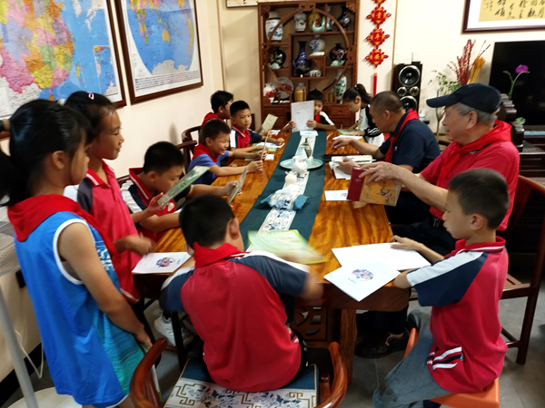 中国铁路南宁局桂林工务段关工委深入村庄留守儿童开展青少年红色经典革命故事阅读活动