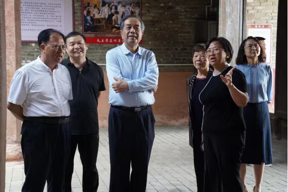 中国关心下一代工作委员会常务副主任、中央党史和文献研究院原副院长吴德刚一行在于都考察调研