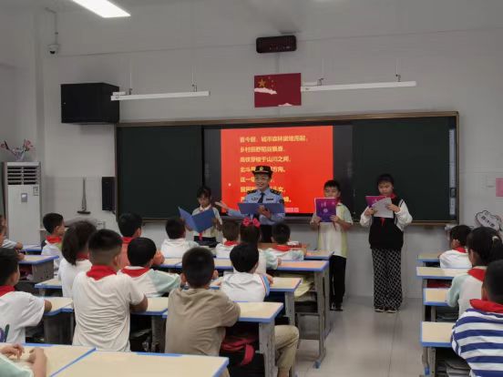 江苏省徐州市桃园路小学特邀徐州经开区市场监管局关工委，共庆国庆传颂爱国情