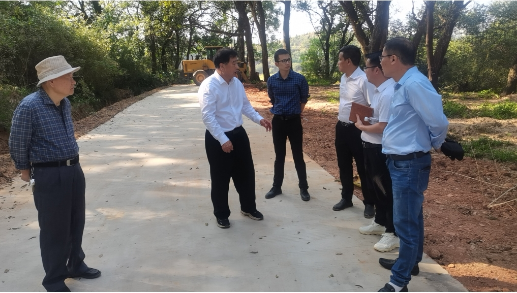 江西省赣州市赣县区关工委主任曾跃纲带队一行前往赣县区三溪乡寨九坳村研学基地